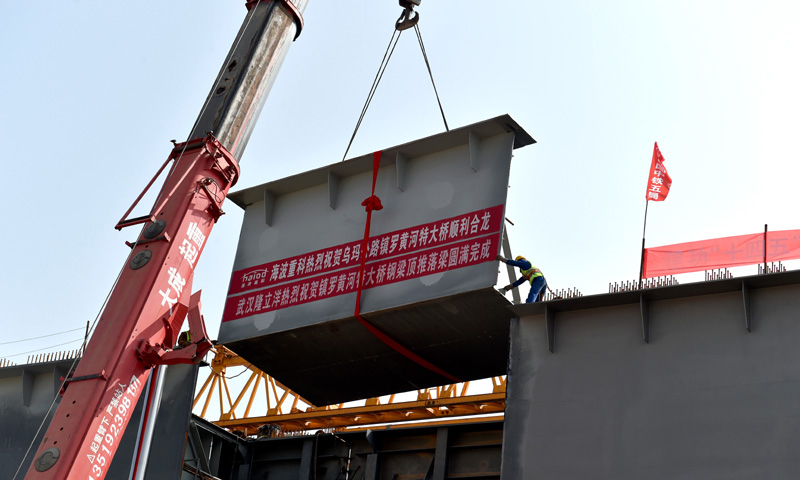 鎮羅黃河特大橋全長1289米，橋寬26米，是銜接烏瑪高速公路和定武高速公路聯絡線的主要通道，同時也是全線的重點控制性工程。圖為4月11日拍攝的烏瑪高速公路鎮羅黃河特大橋合龍施工現場。（新華社記者 唐如峰 攝）