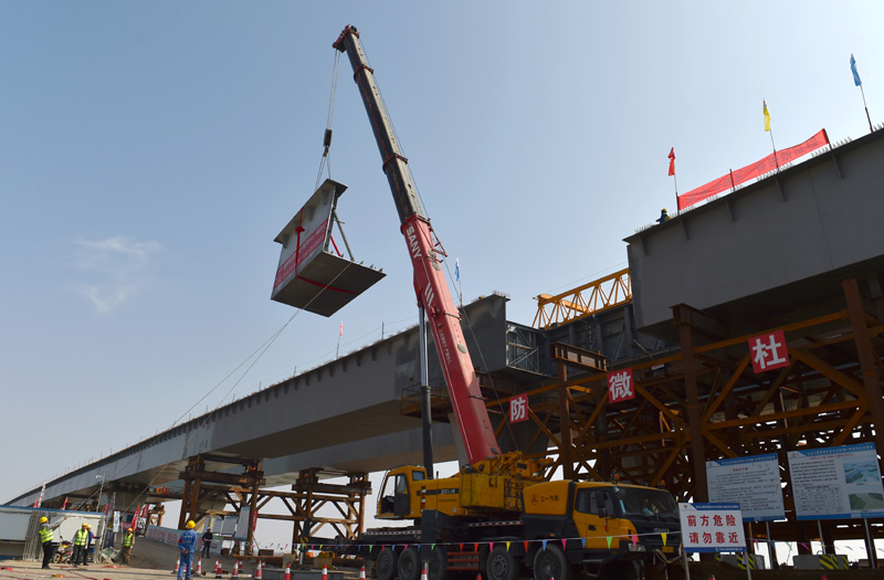 圖為4月11日，烏瑪高速公路鎮羅黃河特大橋合龍施工現場。（新華社記者 唐如峰 攝）