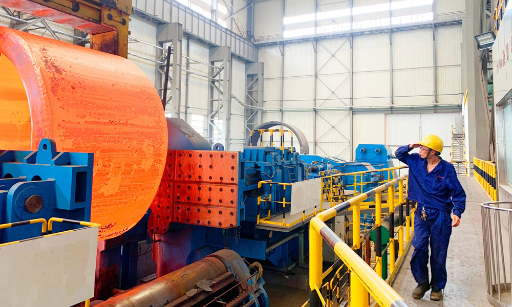 鍛工師傅們認真落實工藝流程，精心鍛造；熱處理職工根據鍛件形狀和火次特點做好鍛件加熱各環節工作。技術人員做好現場跟蹤服務，記錄每個鍛件生產全過程，做到件件有跟蹤、有記錄、可追溯；維修職工提前做好設備預檢預修，指派專人跟班服務，隨時解決突發故障。