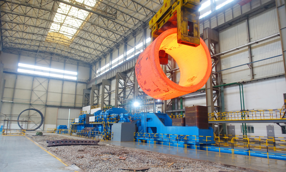 圖為重點石化容器鍛件筒節在二重裝備7500噸環軋機上進行軋制。