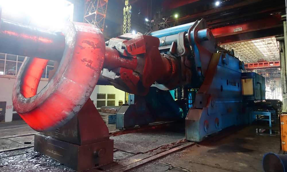 開年以來，二重裝備已完成鍛造量超萬噸，同比去年增長近10個百分點。圖為壓力容器關鍵鍛件過渡段在二重裝備1.6萬噸水壓機上進行鍛制生產。 