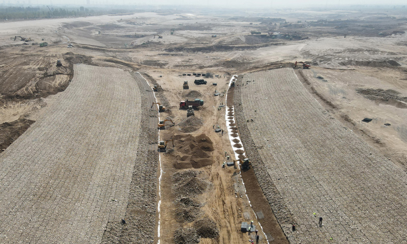 圖為4月19日，中鐵十四局集團的工人在滹沱河生態修復三期工程工地施工。（新華社記者 楊世堯 攝）