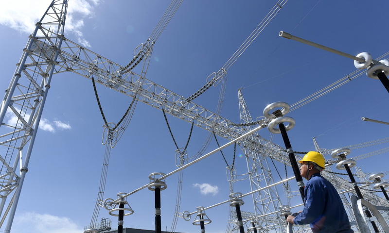 圖為4月16日，國家電網青海檢修公司一名工作人員在青海-河南±800千伏特高壓直流工程青南換流站內巡檢。（新華社記者 張宏祥 攝）