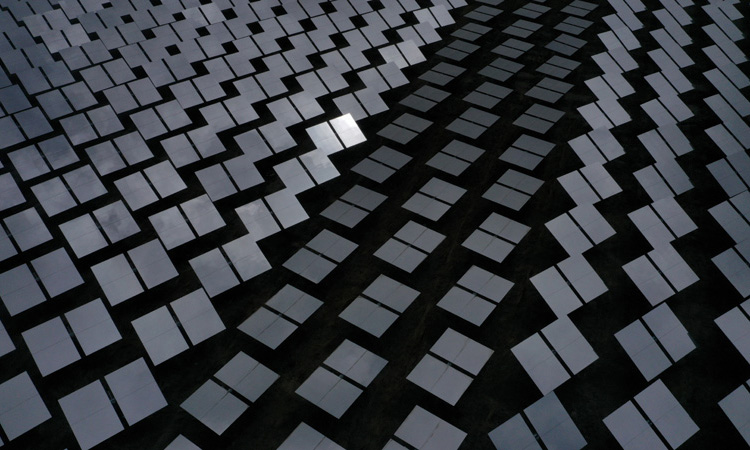 圖為4月16日拍攝的位于青海省海南藏族自治州共和縣光伏產業園內的一處塔式光熱發電項目。（新華社記者 張宏祥 攝）