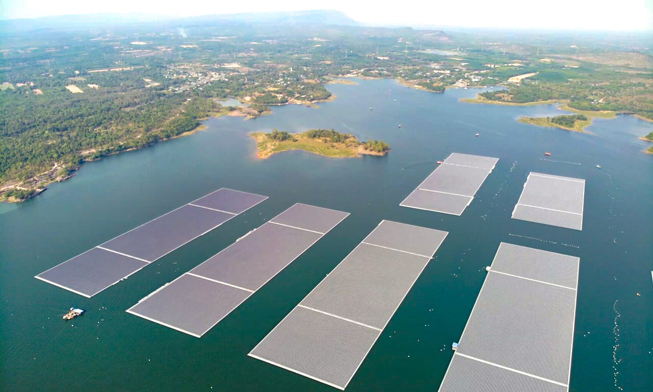 圖為北京時間4月22日17時，泰國烏汶府，安徽電建二公司承建的泰國詩琳通大壩漂浮光伏項目全景。（尹力 攝）