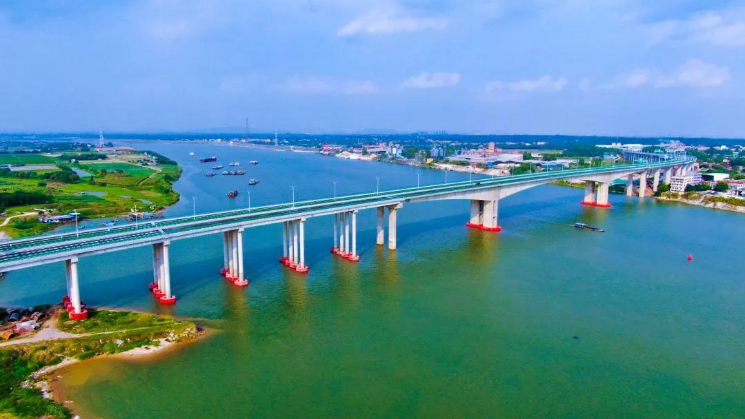 4月25日，由中國中鐵大橋局承建的廣佛肇高速公路北江大橋通車，標志著高速全線正式開通，粵港澳大灣區再添一條交通大動脈。