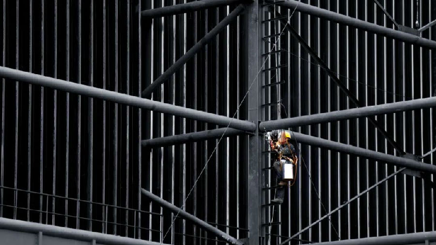 圖為近日，在山西忻州，安徽電建一公司承建的華潤寧武電廠項目現場，工人正在進行電除塵安裝工作。