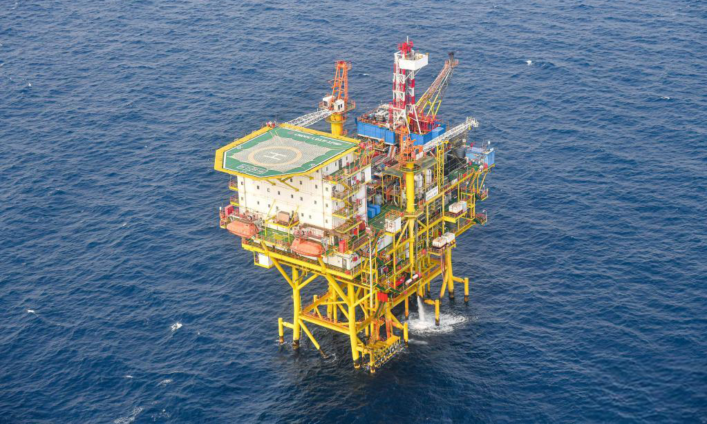 中國海油樂東15-1氣田位于南海北部海域，距海南樂東縣鶯歌海鎮約103公里。該氣田投產于2010年9月，主要產出以甲烷、二氧化碳為主要組分的天然氣資源。投產以來，該氣田累計產氣超69.3億立方。近年來，樂東15-1氣田不斷進行智能化改造，逐步進入少人化運行階段。圖為4月25日在南海北部海域拍攝的中國海油樂東15-1氣田。（新華社記者 蒲曉旭 攝）