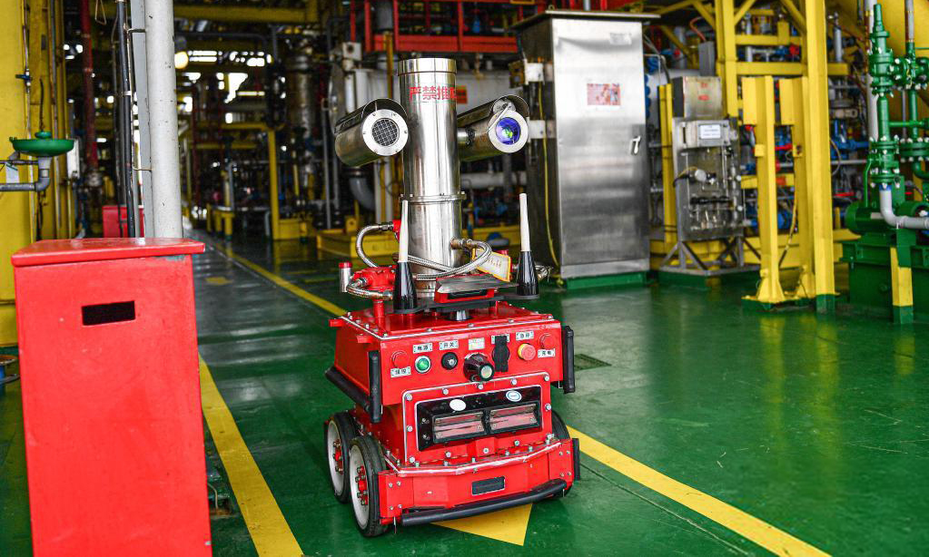 圖為4月25日，巡檢機器人在中國海油樂東15-1氣田上進行巡檢作業。（新華社記者 蒲曉旭 攝）