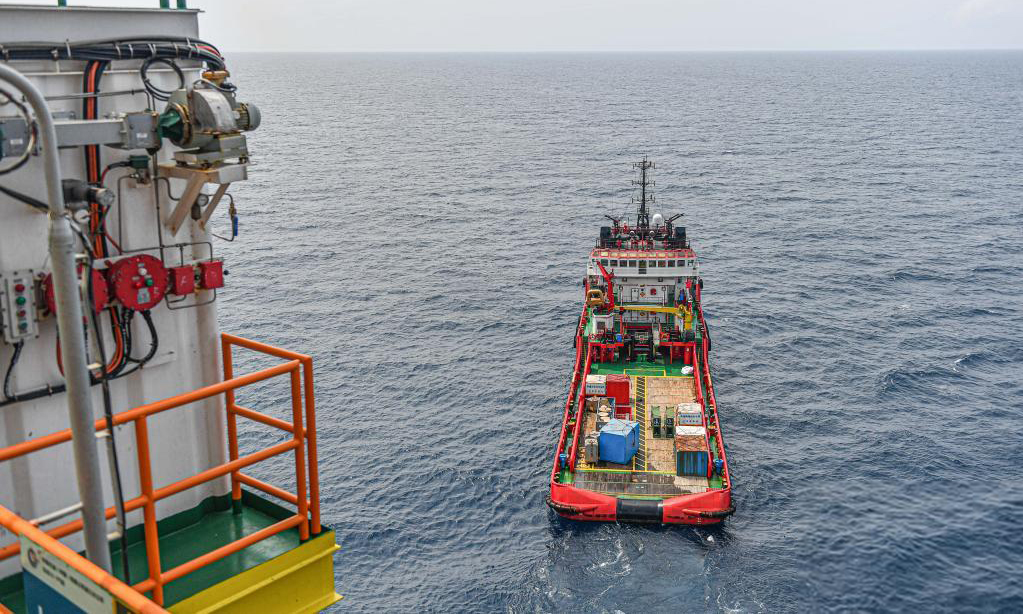 圖為4月25日在南海北部海域拍攝的為中國海油樂東15-1氣田運送物資的拖船。（新華社記者 蒲曉旭 攝）