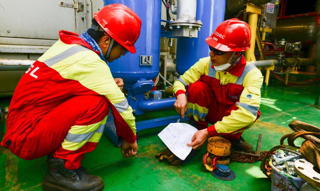 圖為4月25日，工人在中國海油樂東15-1氣田作業。（新華社記者 周佳誼 攝）