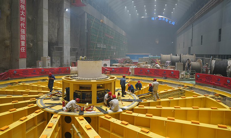 圖為4月27日，工人在白鶴灘水電站機組安裝區域作業。新華社發（梁志強 攝）