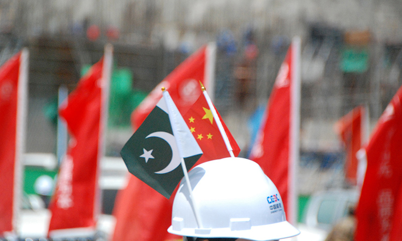 由中國能建葛洲壩集團投資建設的巴基斯坦蘇吉吉納里水電站4月30日實現大壩二期截流，標志大壩進入全面施工階段。蘇吉吉納里水電站位于巴基斯坦西北部開伯爾-普什圖省曼塞赫拉地區的昆哈河上，是中巴經濟走廊優先實施的重點項目之一。圖為當日在巴基斯坦曼塞赫拉蘇吉吉納里水電站大壩二期截流儀式現場拍攝的中國和巴基斯坦國旗。（新華社記者 鄧凱尹 攝）