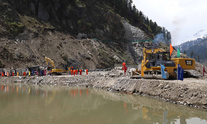 圖為4月30日，工人在巴基斯坦曼塞赫拉的蘇吉吉納里水電站施工現場進行大壩二期截流作業。（新華社記者 鄧凱尹 攝）