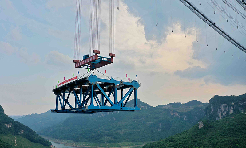 圖為5月9日，首片鋼桁梁正在吊裝中。（新華社記者 劉續 攝）