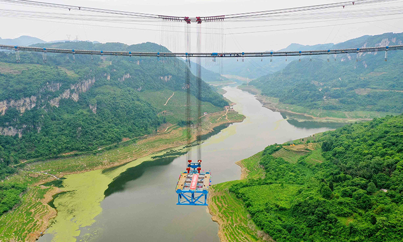 圖為5月9日，首片鋼桁梁正在吊裝中。（新華社記者 劉續 攝）