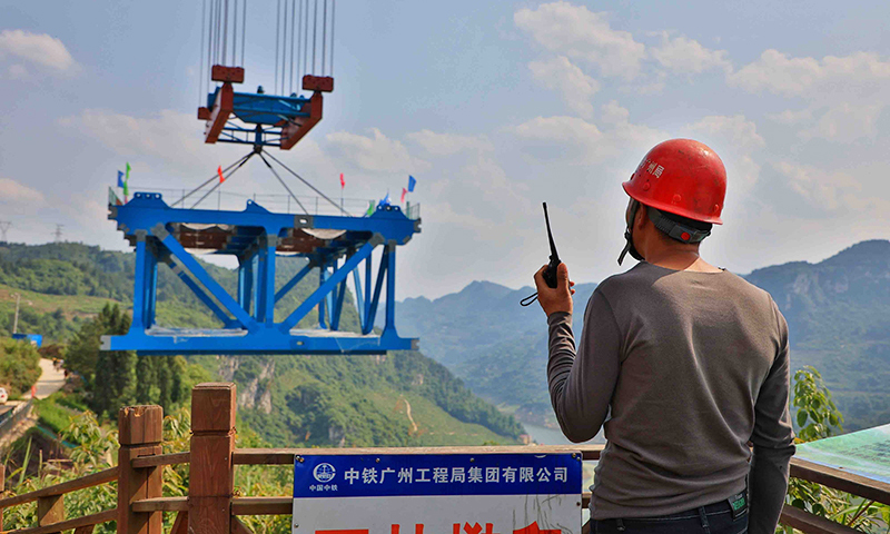 圖為5月9日，工作人員在指揮架設首片鋼桁梁。（新華社記者 劉續 攝）