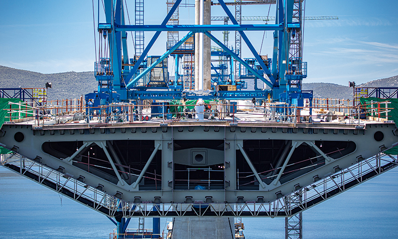 圖為5月10日在克羅地亞南部的科馬爾納村附近拍攝的大橋施工現場。新華社發（耶拉維奇 攝）