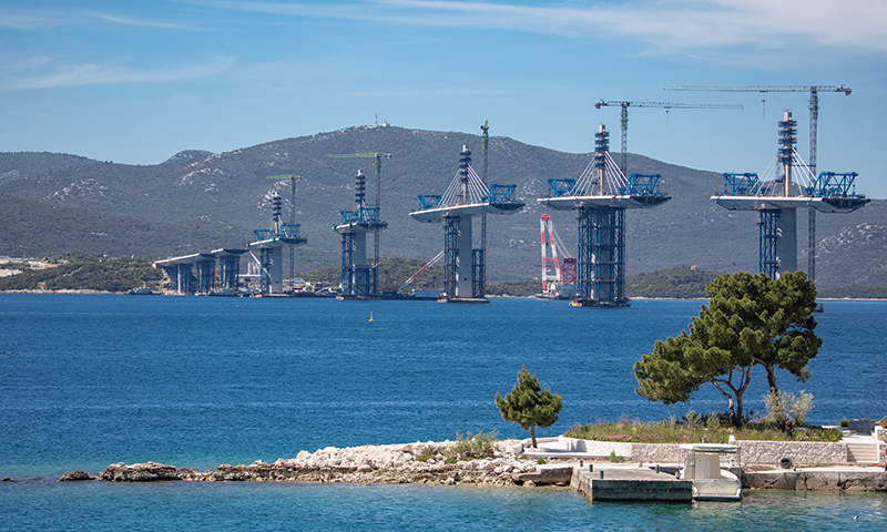 圖為5月10日在克羅地亞南部的科馬爾納村附近拍攝的大橋施工現場。新華社發（耶拉維奇 攝）