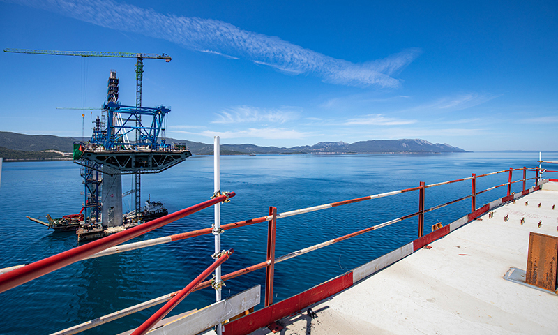 圖為5月10日在克羅地亞南部的科馬爾納村附近拍攝的大橋施工現場。新華社發（耶拉維奇 攝）