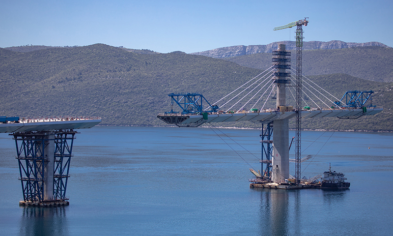 圖為5月10日在克羅地亞南部的科馬爾納村附近拍攝的大橋施工現場。新華社發（耶拉維奇 攝）