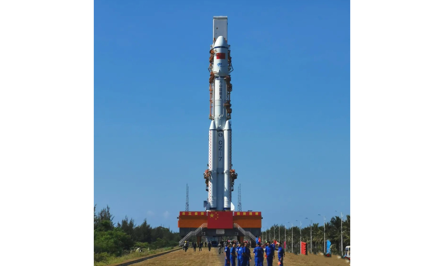 5月16日，由中國航天科技集團有限公司研制的天舟二號貨運飛船與長征七號遙三運載火箭組合體已轉運至發射區。目前，發射場設施設備狀態良好，后續將按計劃開展發射前的各項功能檢查、聯合測試等工作。圖為轉運現場。