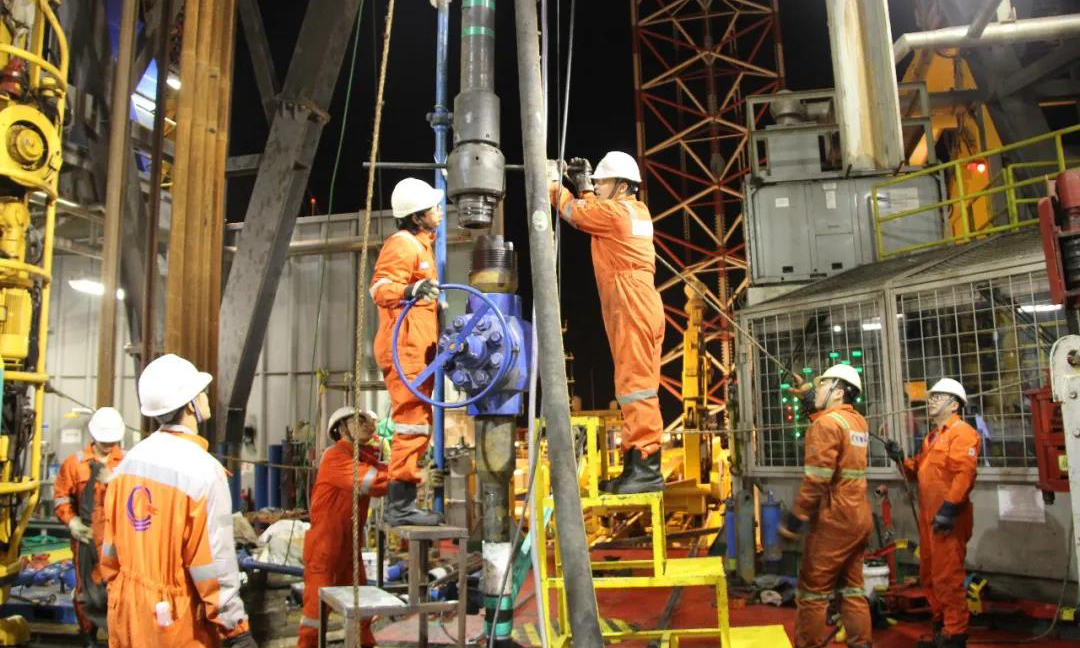 5月14日，歷經近百次嚴苛測試和數十次潛水作業，用時32天，我國自主研發的首套淺水水下采油樹系統在渤海海試成功。