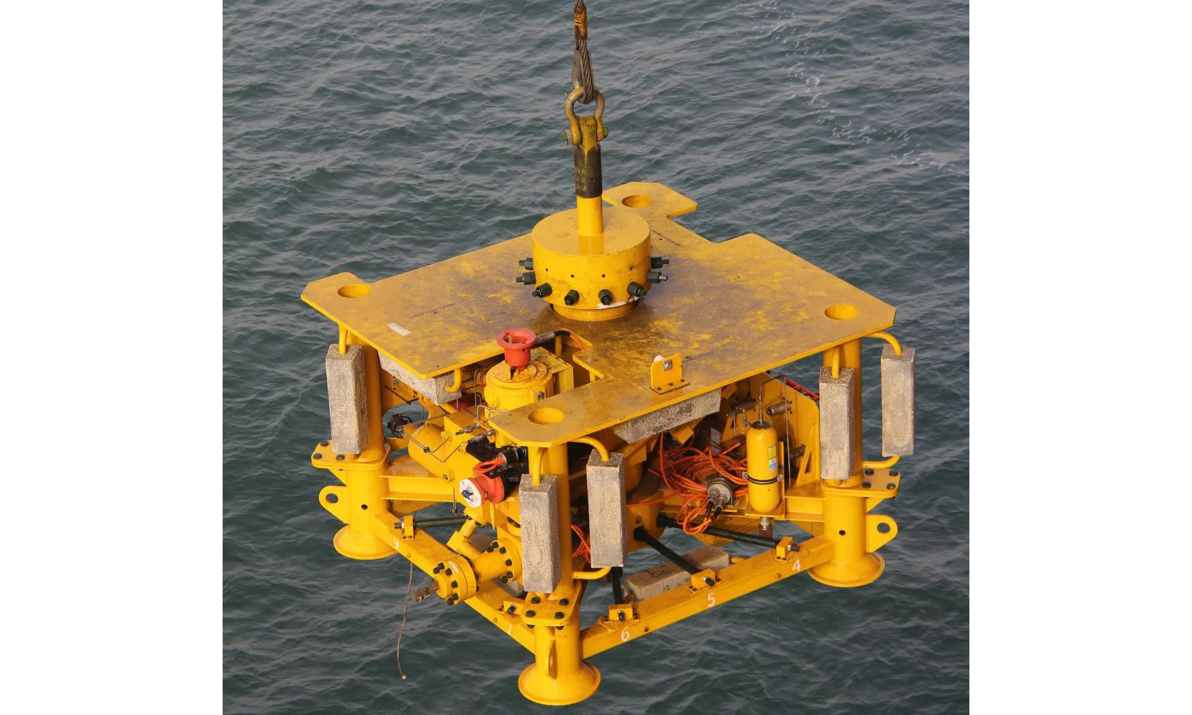 這套我國具備自主知識產權的淺水水下采油樹系統歷時3年完成研發、試制及測試。此次海試成功全面驗證了該系統的可靠性、安全性和功能性，是我國海洋油氣開發關鍵核心裝備國產化的重要跨越，標志著我國在海洋石油工程裝備領域取得重大突破。