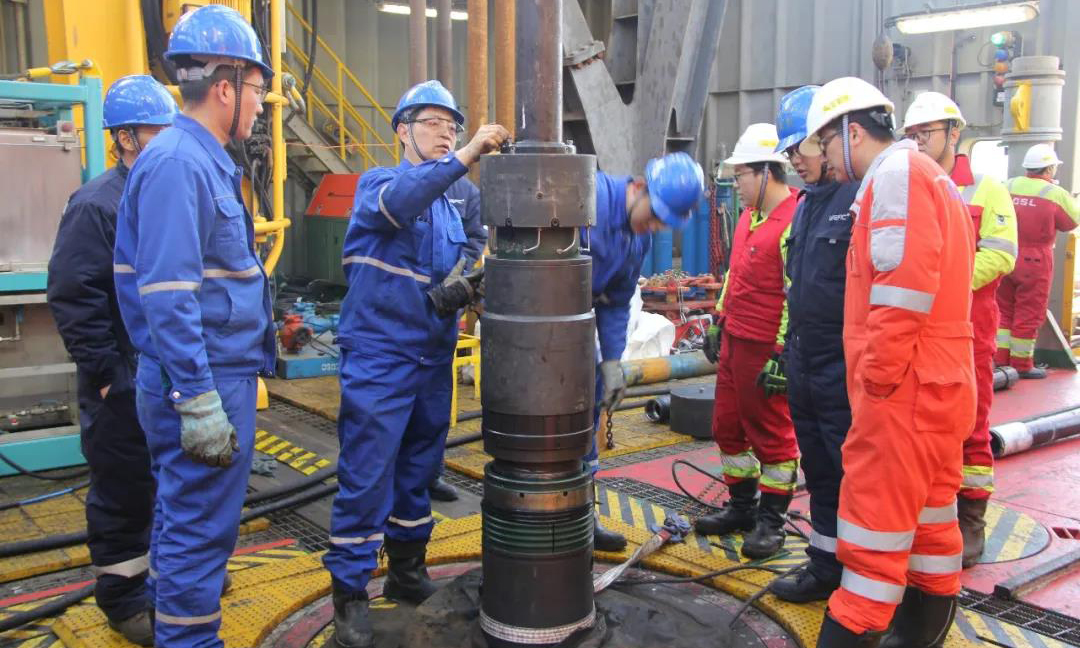 水下井口采油樹是海上油氣田水下開發不可或缺的重要設備之一，它連接了來自地層深處的油氣和外部的油氣運輸管道，是地層深處的油氣通往運輸管道的“咽喉”。我國海洋油氣資源豐富，其中多數儲量受環境影響，無法采用在海上平臺安裝采油樹的常規開發模式，將采油樹系統移至水下，是開發這部分儲量的重要手段。