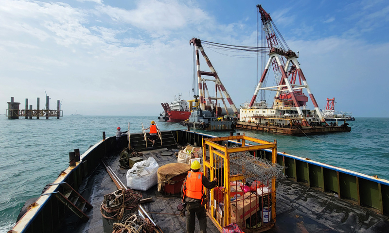 圖為5月21日，中交一航局海上作業人員乘船抵達莆田平海灣海上風電場項目海域。（新華社記者 魏培全 攝）