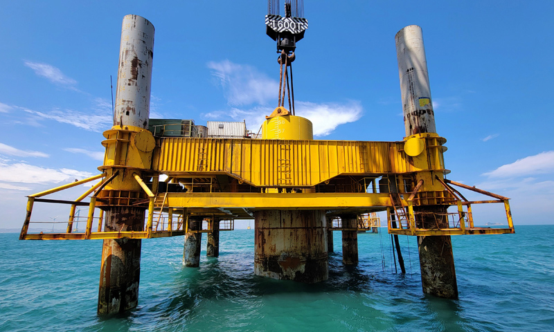 圖為5月21日拍攝的莆田平海灣海上風電場項目F9號嵌巖單樁施工現場。（新華社記者 魏培全 攝）