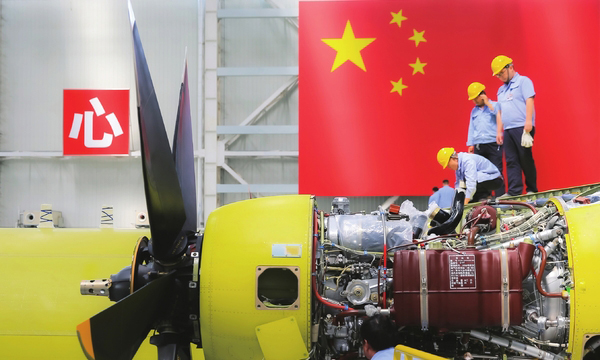 二季度以來，航空工業各單位認真梳理科研、生產重點、難點，號召全體工作人員堅定信心，奮力沖刺二季度目標。航空工業陜飛通過大力開展黨內立功競賽、青年突擊隊、勞動競賽等多種形式活動，激發干部、職工大干熱情，力促二季度均衡生產目標的順利實現。圖為生產現場。（李磊 劉勝文 攝）