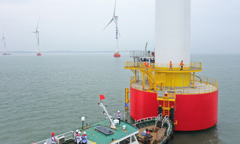 圖為5月28日，在華電福清海壇海峽海上風電項目現場，工程技術人員乘船登上海上風電主控系統國產化機組，進行設備調試。（新華社記者 姜克紅 攝）