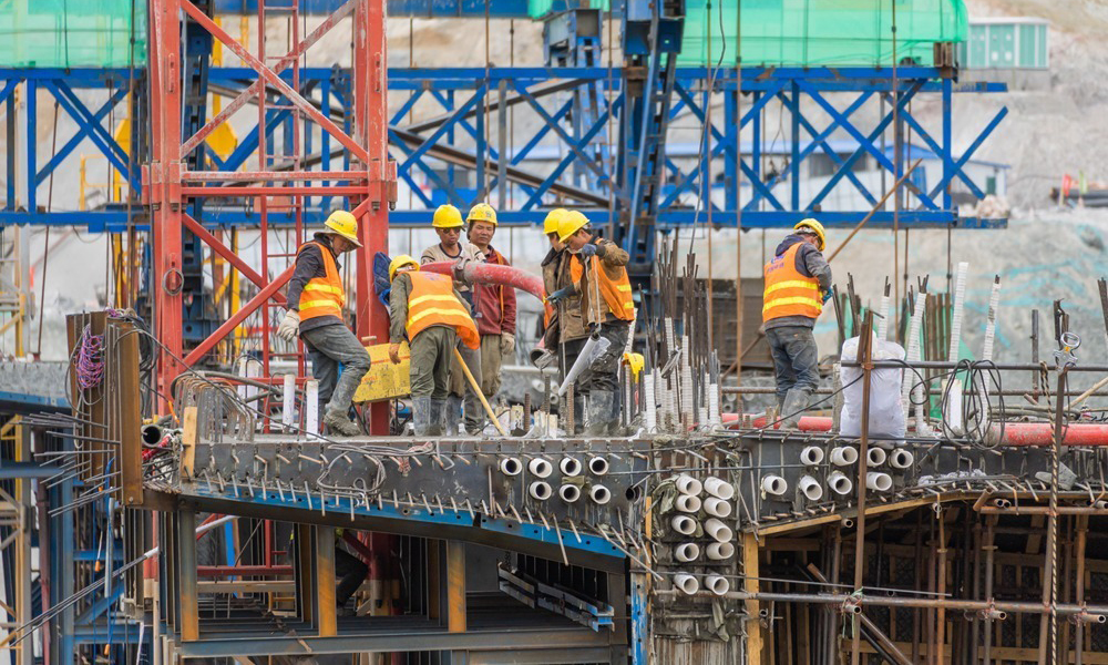 6月2日，由中國中鐵四局承建的雅（安）葉（城）高速公路拉日段12標首臺架橋機拼裝完成并順利完成備案，標志著該項目已具備架梁條件，即將拉開架梁序幕。