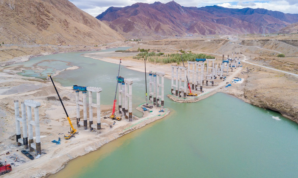 由中國中鐵四局負責施工的雅葉高速公路拉日段12標線路全長約22.4公里，位于西藏日喀則，該地平均海拔4000米、年平均氣溫低至4℃、全年風沙200天以上、紫外線輻射量是內地的3倍、空氣含氧量卻不足內地的60%，常有暴風、洪水、泥石流、冰雹等自然災害，具有施工環境惡劣、項目體量大、施工專業多、有效施工時間短、藏區資源匱乏等困難。對此，該標段通過合理應對高原反應、加大機械使用比例、優選協作隊伍、落實領導帶班、打造品質工程、培育吃苦爭先文化等措施，全力推進工期進度。