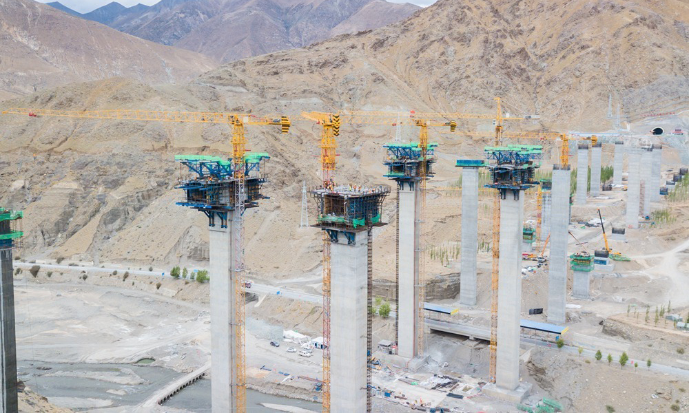 雅葉高速公路是國家東西橫向主干線，是成都平原連接甘孜藏區進而通往西藏的重要通道，雅葉高速公路拉薩—日喀則段全面通車后，將四川、西藏和新疆緊密聯結起來，對少數民族地區居民日常出行、促進商貿往來等具有重要意義。拉日段全面通車后，拉薩至日喀則車程縮短1.5小時，將加速沿線經濟發展。