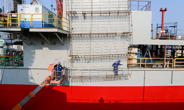 圖為平臺海事師對船體刷漆作業進行檢查驗收。