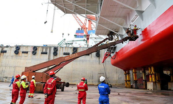 圖為現場作業人員對平臺艙室進行改造，以滿足后續 EPS設備作業需要。