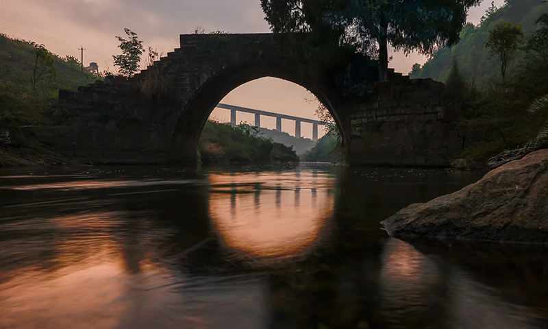 圖為銀坡河特大橋和蒙家橋沐浴在朝陽中。（新華社記者 劉續 攝）