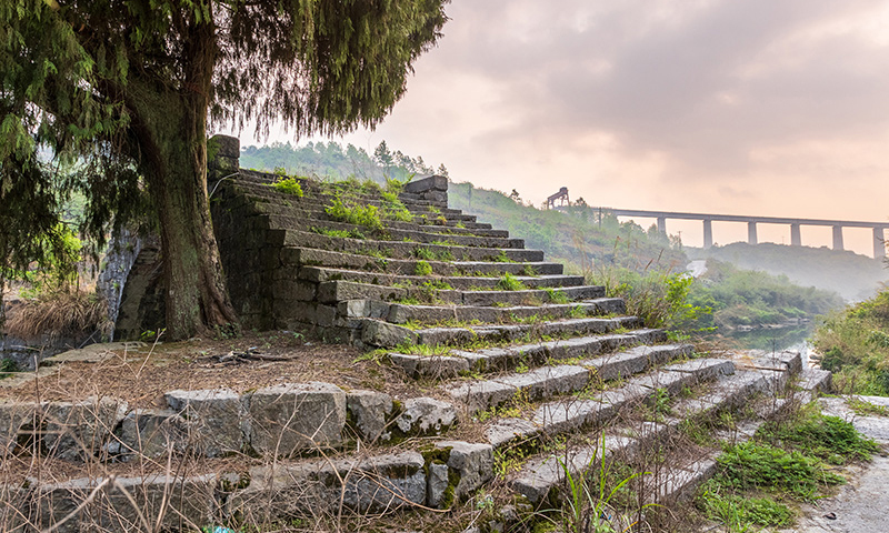 圖為銀坡河特大橋和蒙家橋沐浴在朝陽中。（新華社記者 劉續 攝）