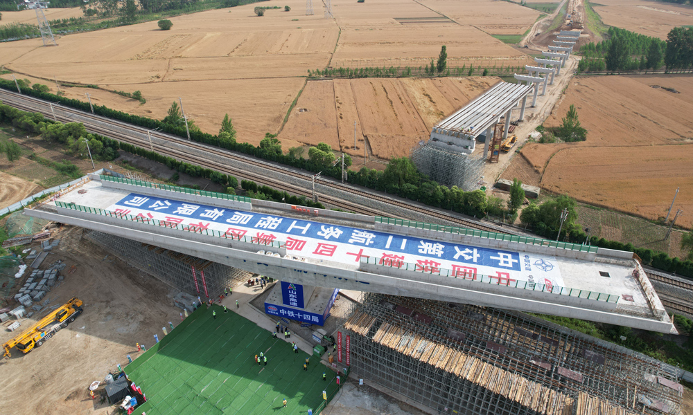 該轉體橋總長110米、寬約16.2米、重達8586噸，旋轉85度。圖為項目現場。