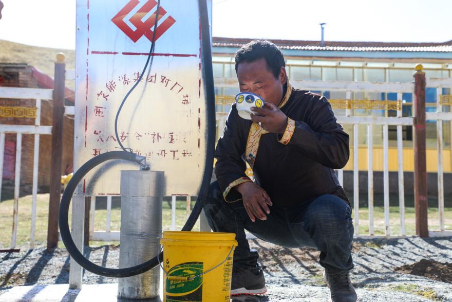 2020年5月，國家能源集團援建的剛察縣伊克烏蘭鄉12眼機井全部建成，當地牧民喝上了“幸福水”。剛察縣是一個以藏族為主的少數民族聚居區，平均海拔3611米，國土面積9647.48平方公里。對口支援期間，該集團為剛察縣援建了學校、醫院、運動場館、牧民定居點等40多個項目。