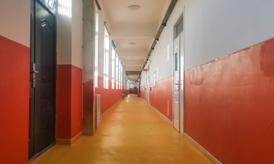 圖為貢公麻村幼兒園的樓道。