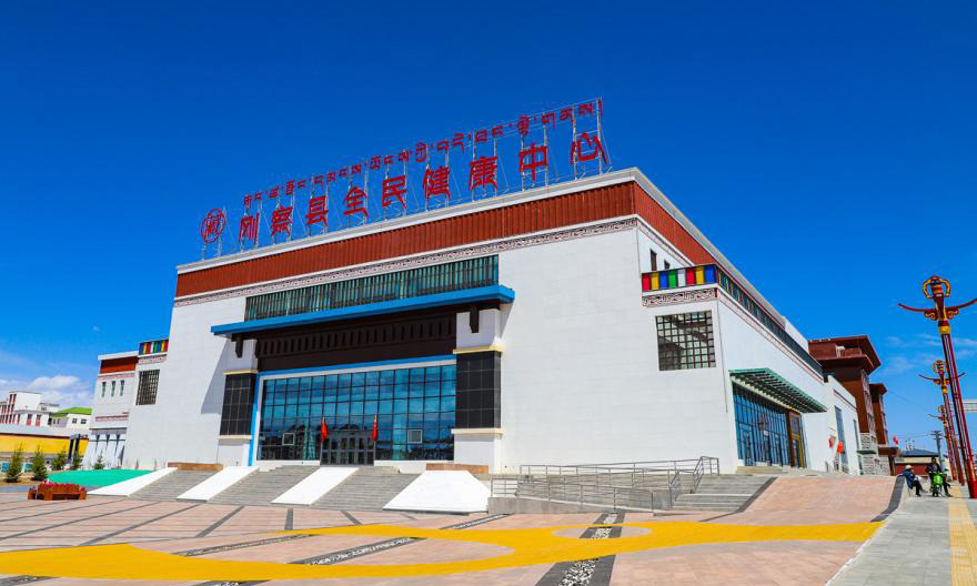 圖為國家能源集團援建的剛察縣全民健康中心。健康中心建筑面積7545平方米，包括多功能健身中心、綜合搏擊館、桌球館、國球館、民族舞蹈體驗館、民族曲藝體驗室、藏醫藥展覽（國民體質監測中心）、VR體驗室等功能區，能夠同時容納3000人參與各類活動，主要承擔常規體育賽事活動、日常群眾體育運動、高原體質健康監測、大型文旅活動、體育音樂舞蹈技能培訓、特色文旅商品展示等職能。