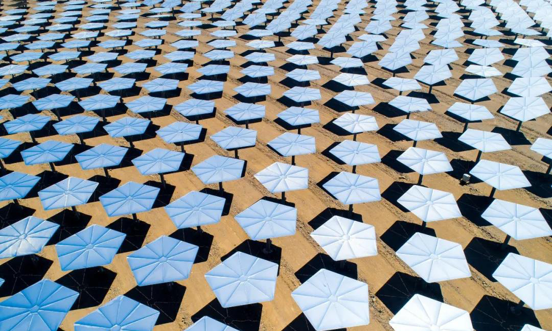 哈密光熱發電項目集發電與儲能為一身，是可代替化石能源電站作基礎負荷和調峰負荷的綠色電源，對于保證電力系統安全、穩定、高效運行具有重要作用。項目全面投運后，每年可向電網提供清潔、穩定、可調的優質電量約1.983億千瓦時，節約標煤6.19萬噸，對助力實現碳達峰、碳中和“30·60目標”具有重要意義。圖為項目現場。