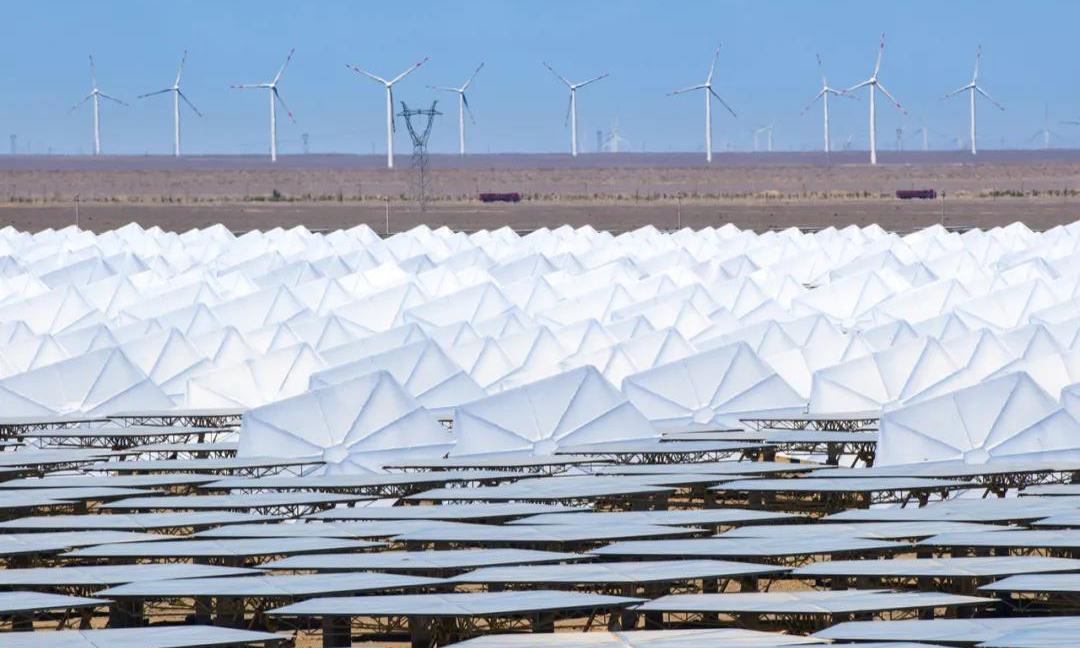 通過示范項目建設和持續的國產化技術攻關，中國能建再一次彰顯了作為能源電力建設領域國家隊和排頭兵的實力和擔當。中國能建將繼續發揮自身全產業鏈和全生命周期服務一體化綜合優勢，攻堅克難，砥礪奮進，為我國光熱產業發展貢獻更多能建力量。圖為項目現場。