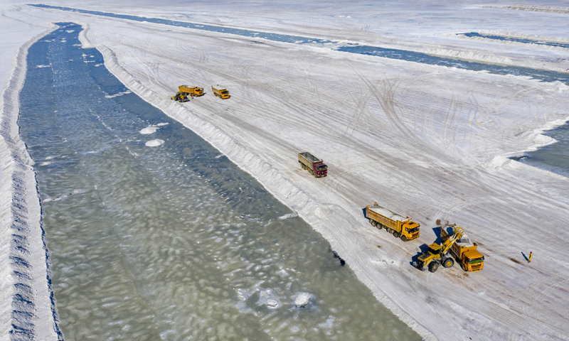 圖為6月21日，在新疆和布克賽爾蒙古自治縣瑪納斯鹽湖，運輸車輛在裝載原料鹽。（新華社記者 胡虎虎 攝）