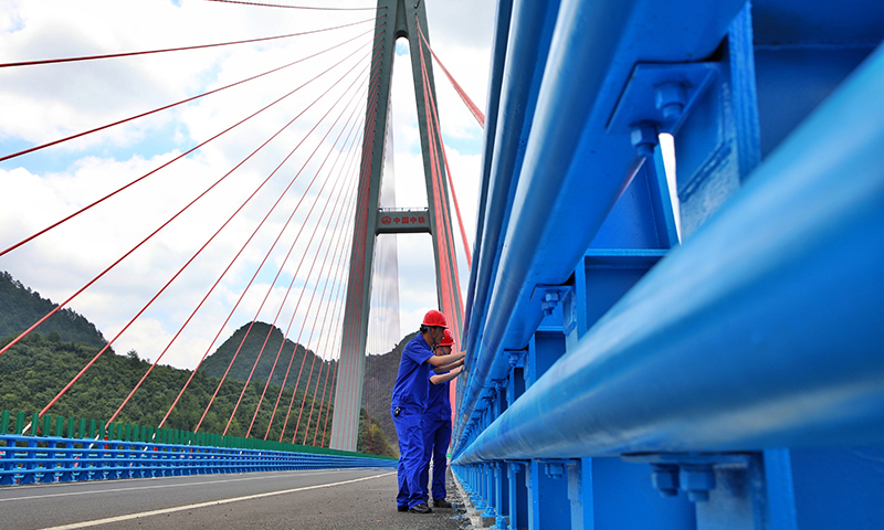 圖為6月26日，工作人員在為竣工通車做最后準備工作。（新華社記者 劉續 攝）