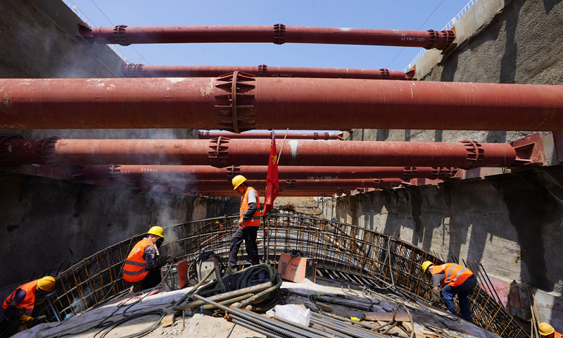 圖為7月2日，中鐵二十二局集團的工人在北京新建城際鐵路聯絡線位于北京大興區的工地施工。（新華社記者 邢廣利 攝）