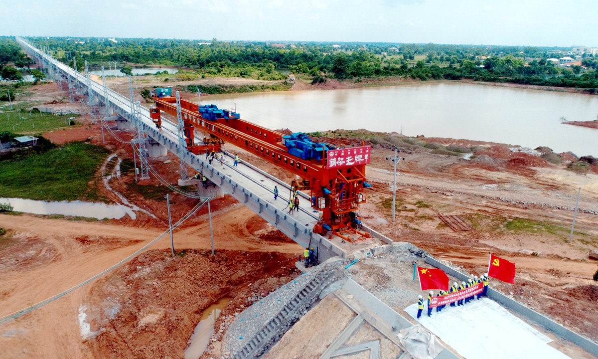 7月5日，隨著架橋機將中老鐵路逢通特大橋最后一片T梁穩穩落在橋臺上，由中國中鐵五局承建的中老鐵路最長橋梁——逢通特大橋架設完成，標志著“一帶一路”標志性工程中老鐵路正線架梁貫通。